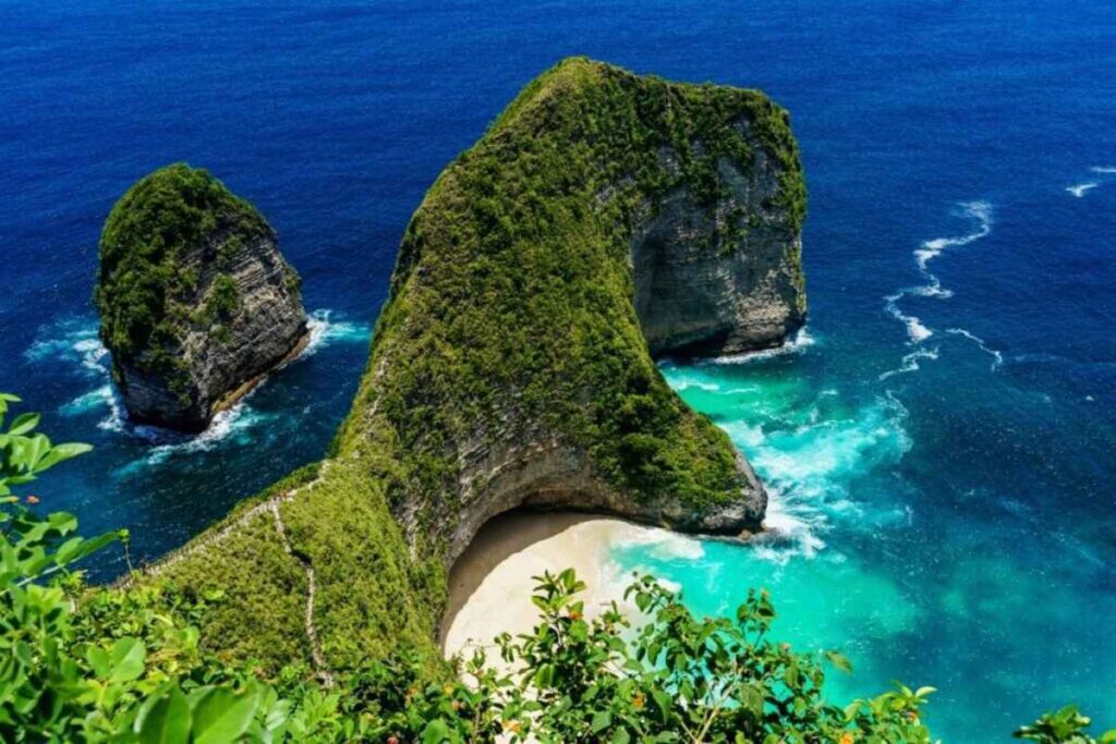 Kelingking-Beach-Nusa-Penida--The-Most-Dramatic-View-in-Indonesia