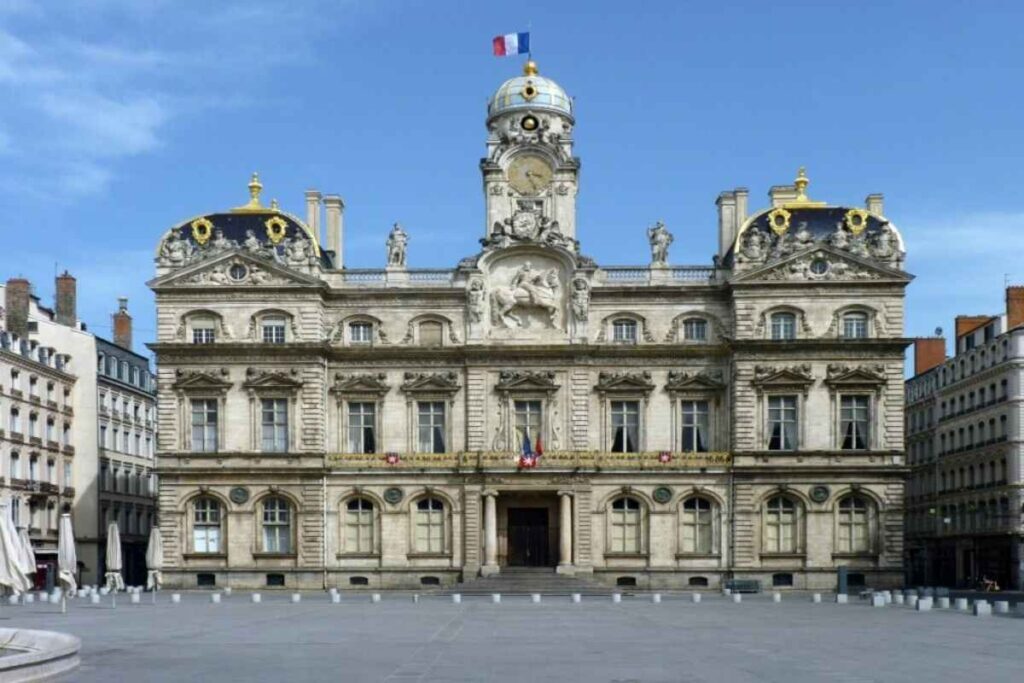2.-Hotel-de-Ville-and-the-Burghers-of-Calais