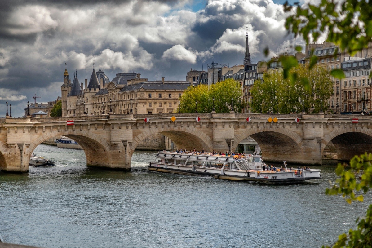Stroll along the Seine and Pont Neuf