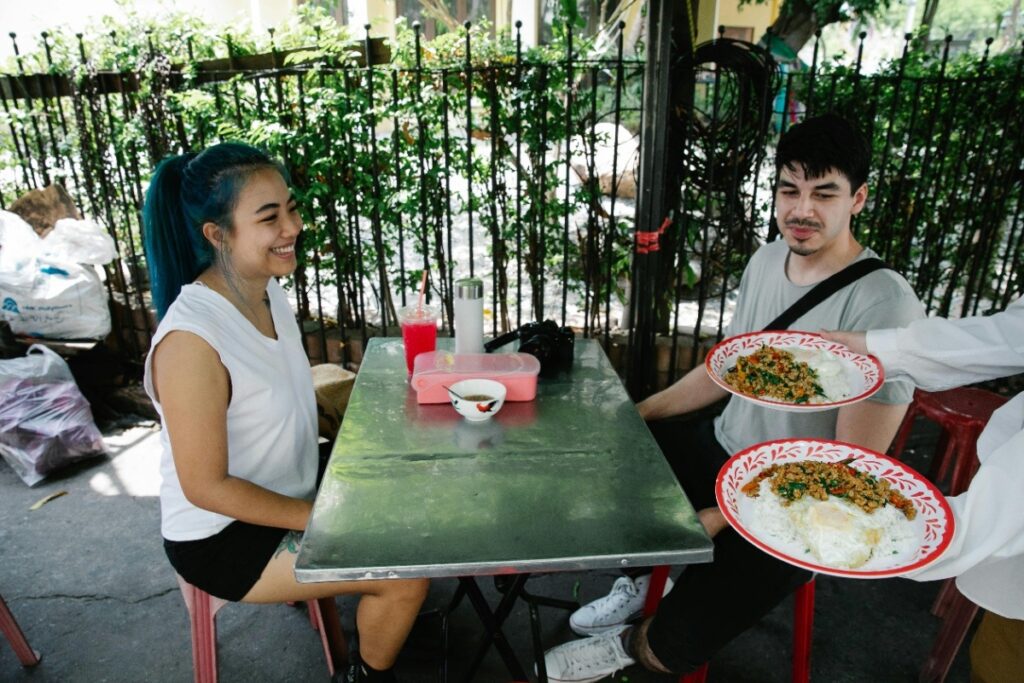 Local Dining Etiquette in Thailand