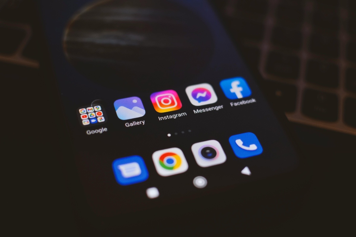 Mobiles.co.uk 2026 Review Best iPhone 17e Cashback & Currys Perks